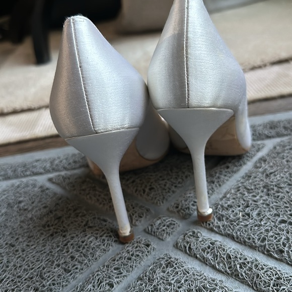 Manolo Blahnik Hangisi Crystal Satin Pumps Size 35 1/1 in White - Picture 3 of 7